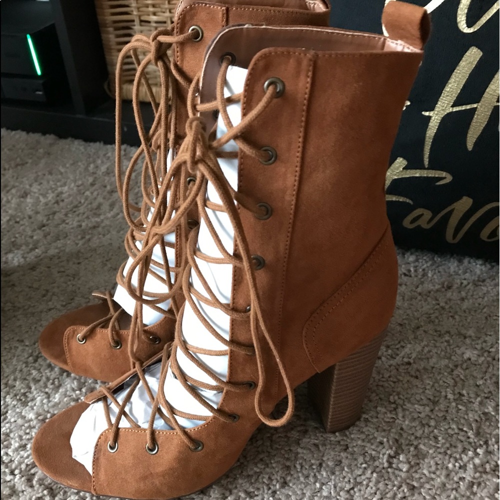 Liliana Footwear Thick Heeled Suede Booties